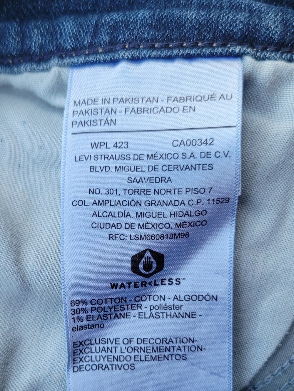Levi's Mid Rise Bermuda Shorts Rolled Hem Size 12, Measures 32W - Picture 5 of 5